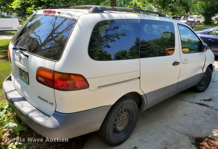 image for item HK9034 1998 Toyota Sienna LE  van