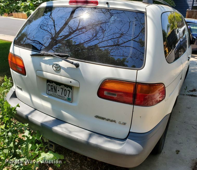 image for item HK9034 1998 Toyota Sienna LE  van