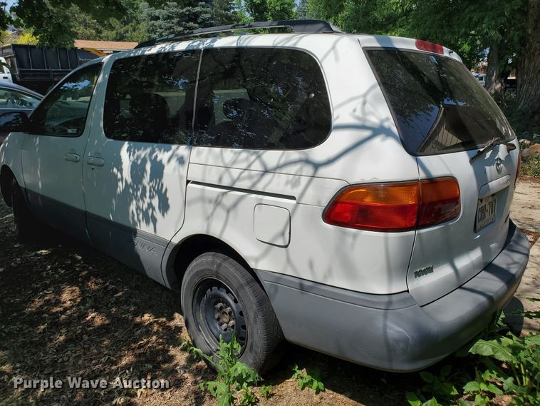 image for item HK9034 1998 Toyota Sienna LE  van