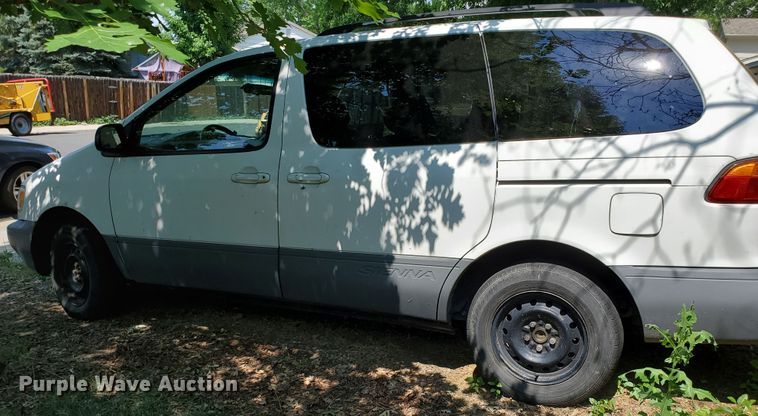 image for item HK9034 1998 Toyota Sienna LE  van