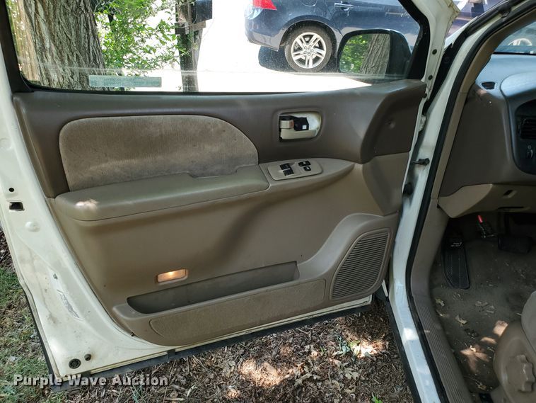 image for item HK9034 1998 Toyota Sienna LE  van