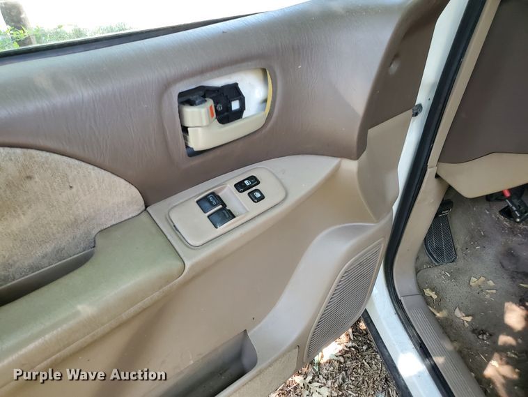 image for item HK9034 1998 Toyota Sienna LE  van