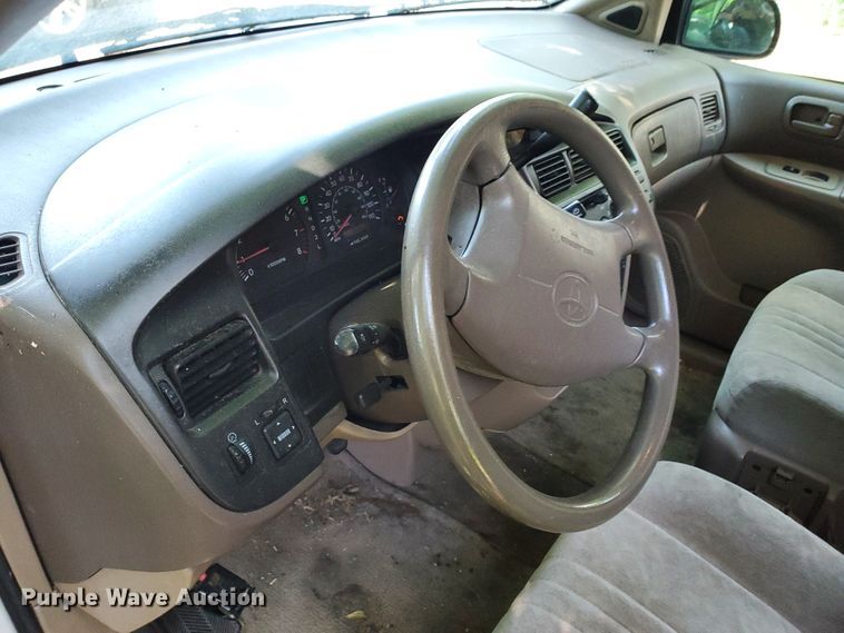 image for item HK9034 1998 Toyota Sienna LE  van