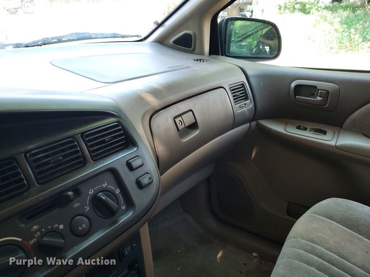 image for item HK9034 1998 Toyota Sienna LE  van