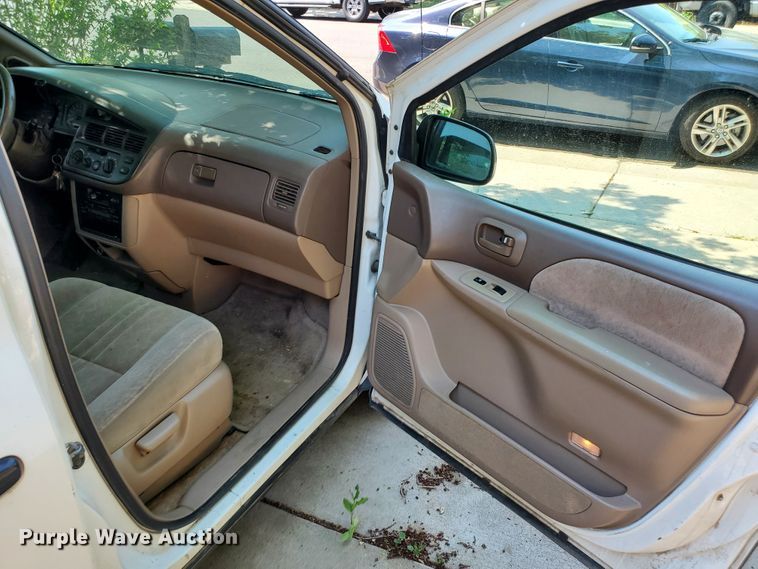 image for item HK9034 1998 Toyota Sienna LE  van