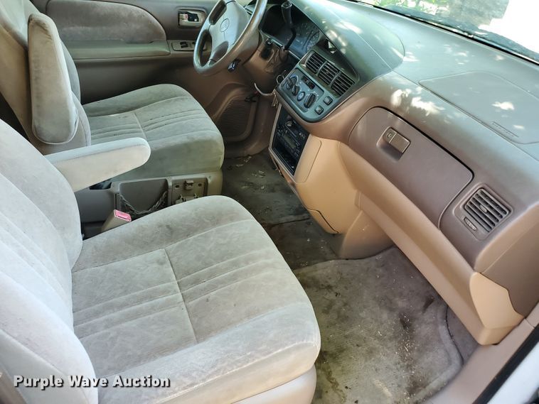 image for item HK9034 1998 Toyota Sienna LE  van