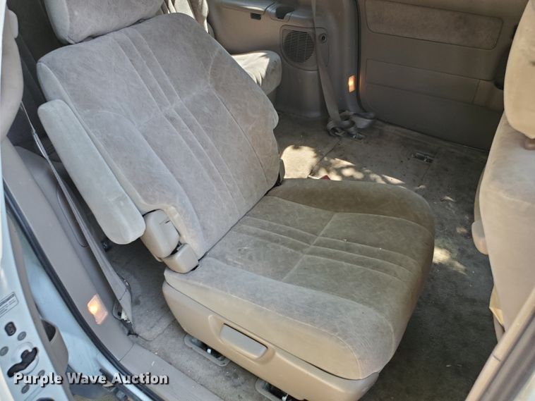 image for item HK9034 1998 Toyota Sienna LE  van