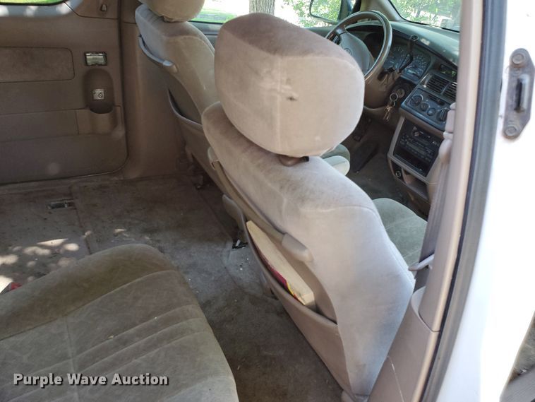 image for item HK9034 1998 Toyota Sienna LE  van