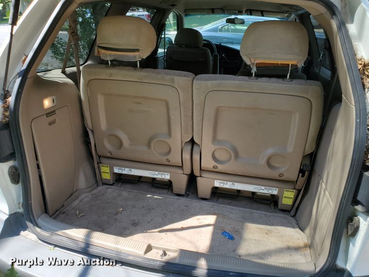 image for item HK9034 1998 Toyota Sienna LE  van