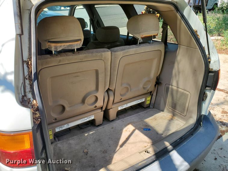 image for item HK9034 1998 Toyota Sienna LE  van