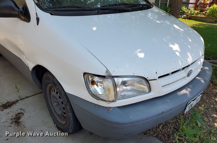 image for item HK9034 1998 Toyota Sienna LE  van