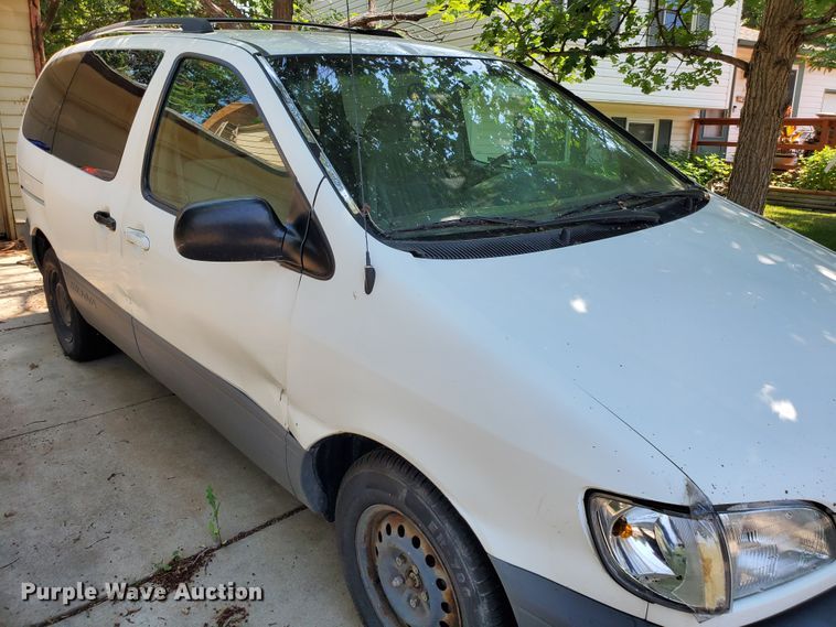 image for item HK9034 1998 Toyota Sienna LE  van