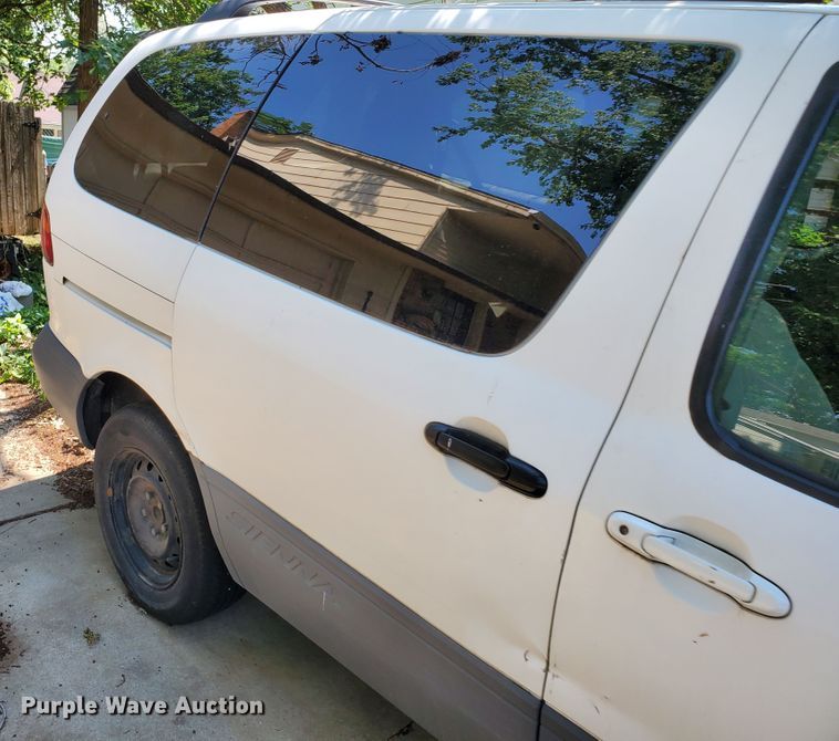 image for item HK9034 1998 Toyota Sienna LE  van