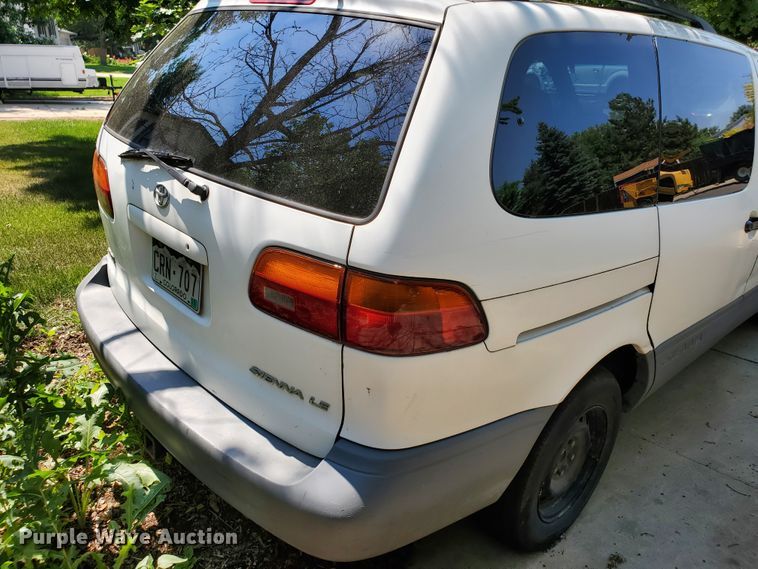 image for item HK9034 1998 Toyota Sienna LE  van