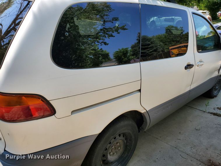 image for item HK9034 1998 Toyota Sienna LE  van