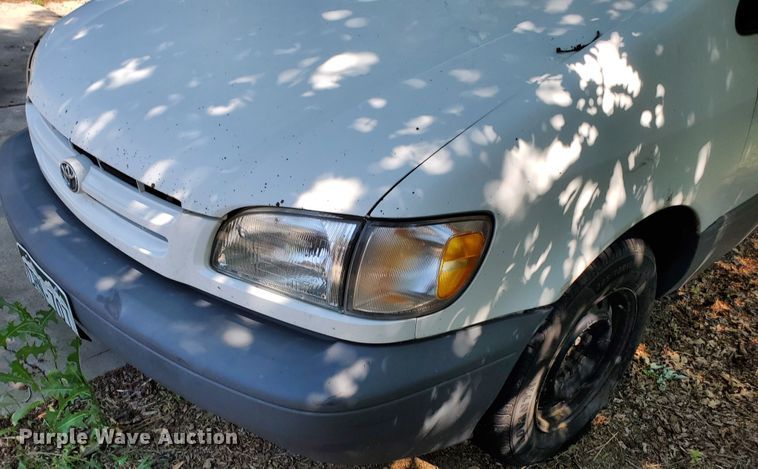 image for item HK9034 1998 Toyota Sienna LE  van