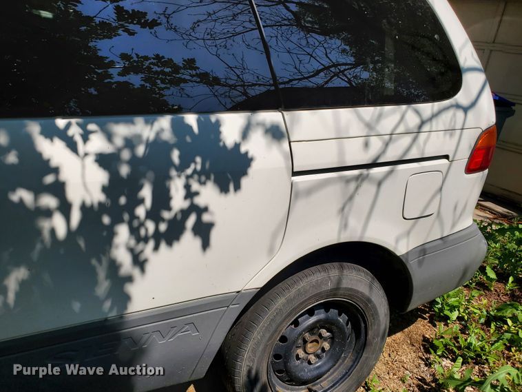 image for item HK9034 1998 Toyota Sienna LE  van