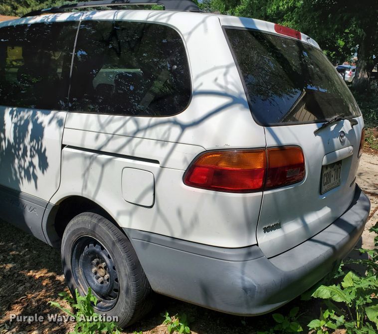 image for item HK9034 1998 Toyota Sienna LE  van