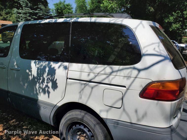 image for item HK9034 1998 Toyota Sienna LE  van