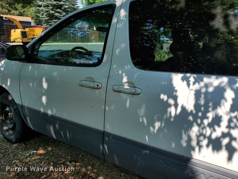 image for item HK9034 1998 Toyota Sienna LE  van