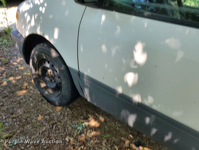 image for item HK9034 1998 Toyota Sienna LE  van
