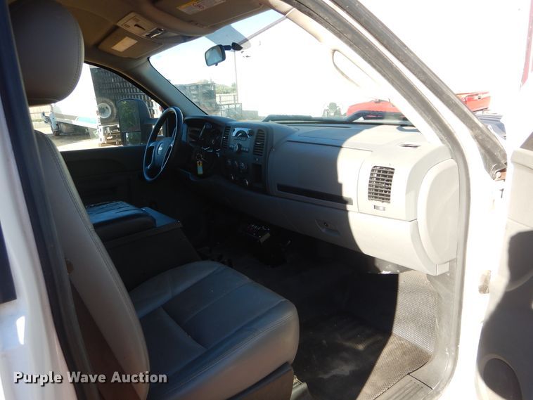 image for item HS9645 2012 Chevrolet Silverado 3500HD  utility bed pickup truck