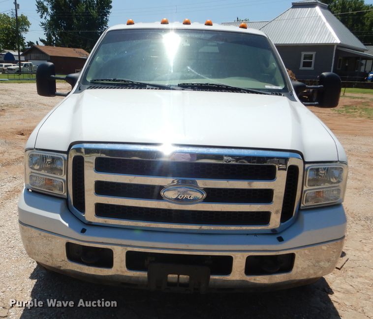 image for item HS9691 2005 Ford F350 Super Duty  Crew Cab flatbed pickup truck