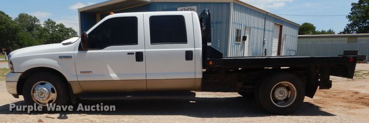 image for item HS9691 2005 Ford F350 Super Duty  Crew Cab flatbed pickup truck