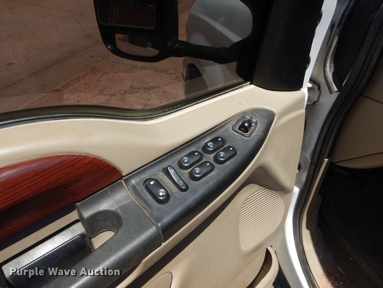 image for item HS9691 2005 Ford F350 Super Duty  Crew Cab flatbed pickup truck