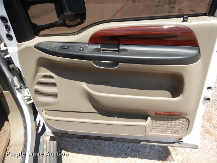 image for item HS9691 2005 Ford F350 Super Duty  Crew Cab flatbed pickup truck