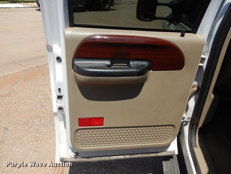 image for item HS9691 2005 Ford F350 Super Duty  Crew Cab flatbed pickup truck