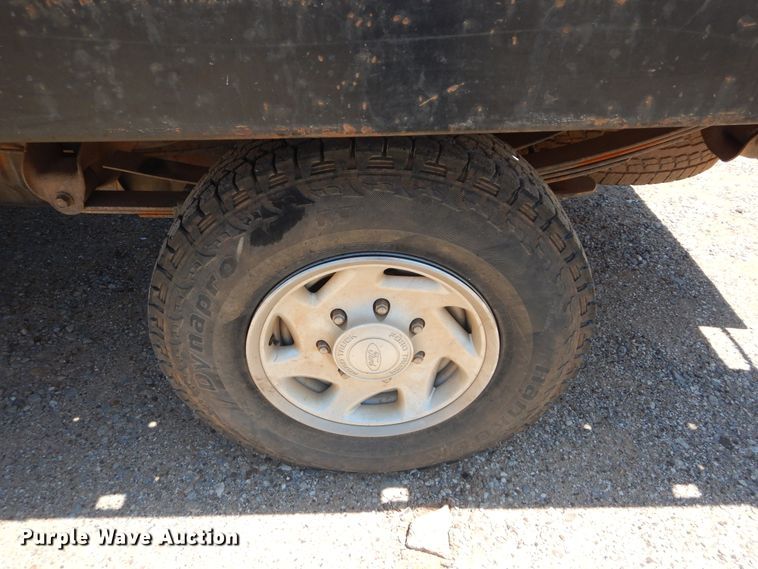 image for item HS9694 2003 Ford F250 Super Duty  flatbed pickup truck