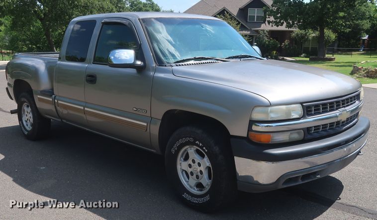 image for item HT9519 2001 Chevrolet Silverado 1500 LT  Ext. Cab pickup truck