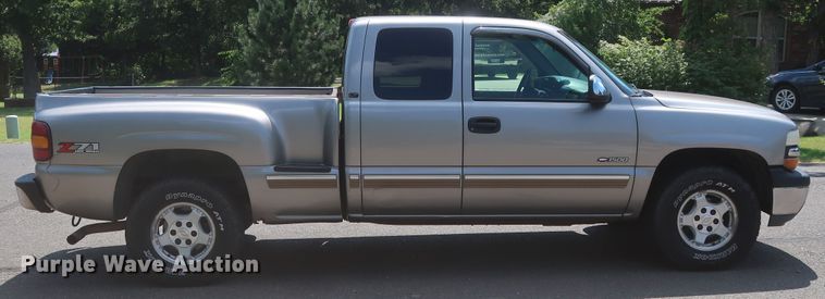 image for item HT9519 2001 Chevrolet Silverado 1500 LT  Ext. Cab pickup truck