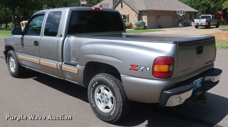 image for item HT9519 2001 Chevrolet Silverado 1500 LT  Ext. Cab pickup truck