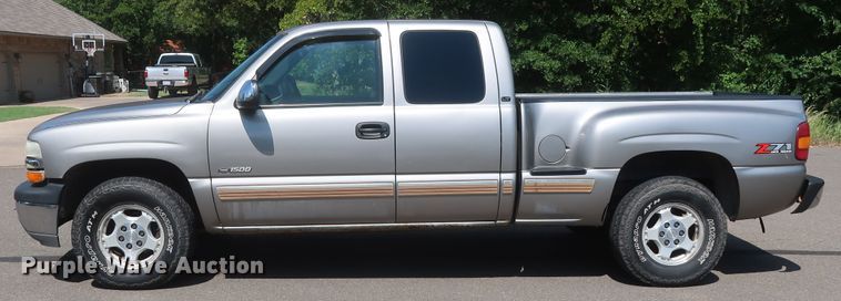 image for item HT9519 2001 Chevrolet Silverado 1500 LT  Ext. Cab pickup truck