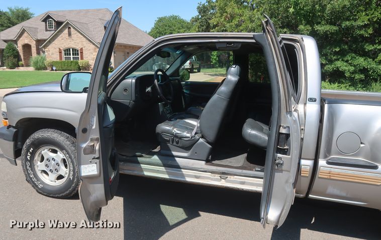 image for item HT9519 2001 Chevrolet Silverado 1500 LT  Ext. Cab pickup truck