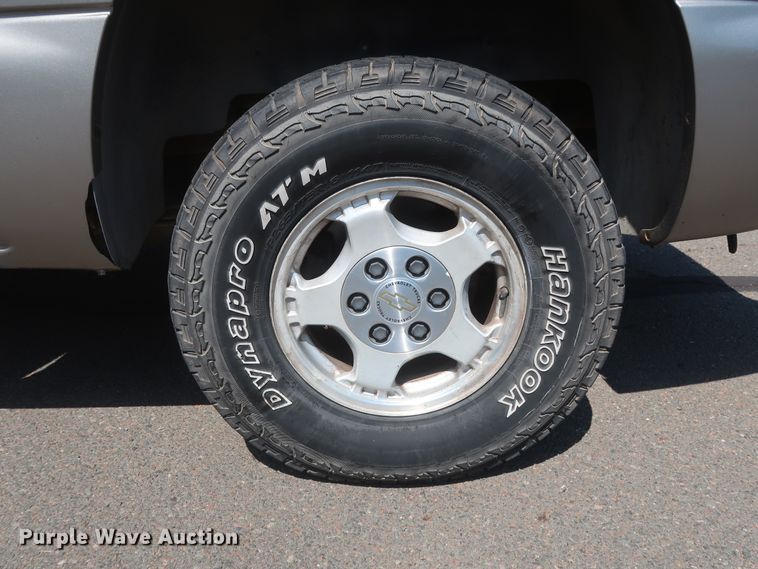 image for item HT9519 2001 Chevrolet Silverado 1500 LT  Ext. Cab pickup truck