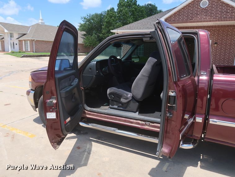 image for item HT9546 2001 GMC Sierra 1500  Ext. Cab pickup truck