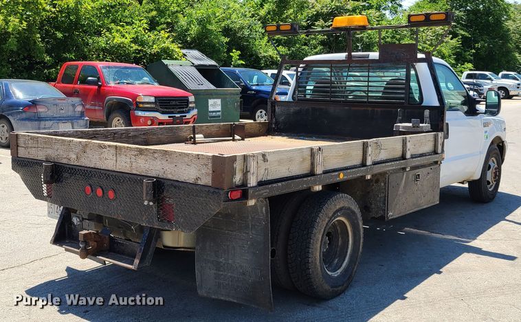 image for item K5942 2000 Ford F350  flatbed pickup truck