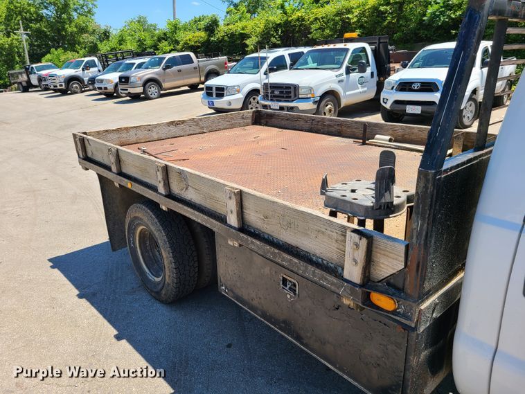 image for item K5942 2000 Ford F350  flatbed pickup truck