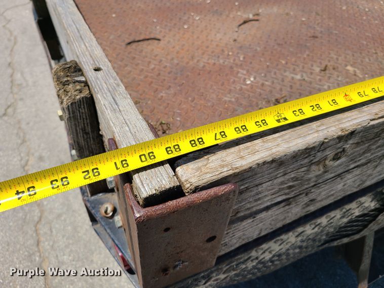 image for item K5942 2000 Ford F350  flatbed pickup truck