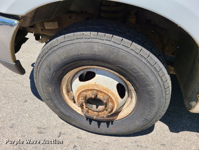 image for item K5942 2000 Ford F350  flatbed pickup truck