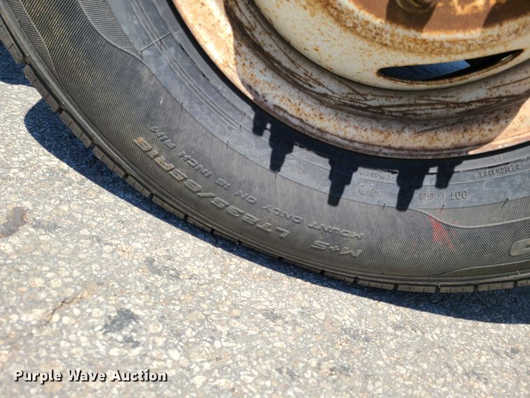 image for item K5942 2000 Ford F350  flatbed pickup truck