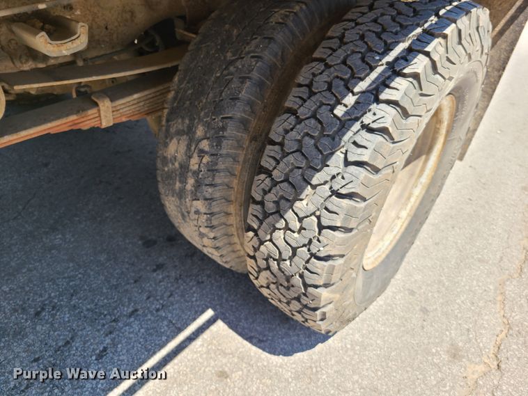 image for item K5942 2000 Ford F350  flatbed pickup truck