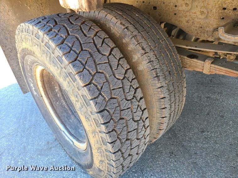 image for item K5942 2000 Ford F350  flatbed pickup truck