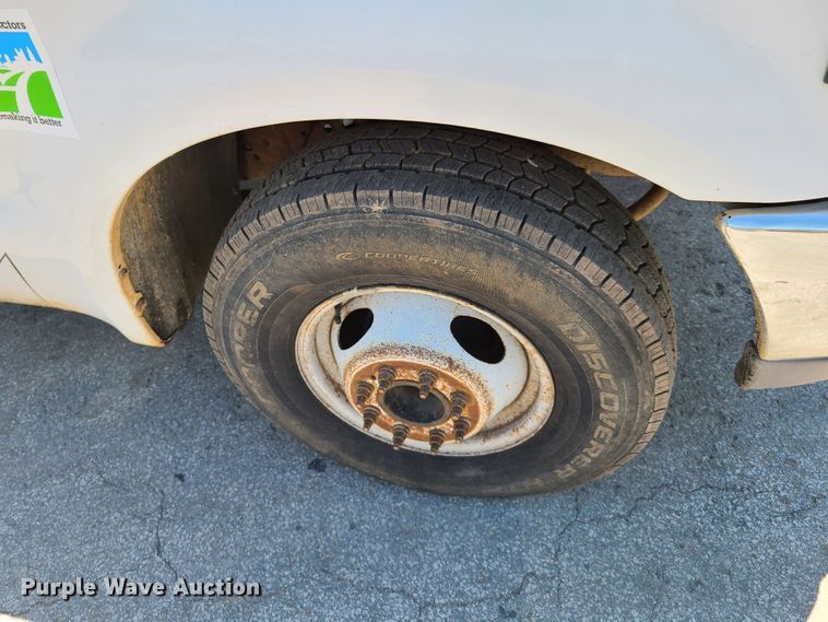 image for item K5942 2000 Ford F350  flatbed pickup truck