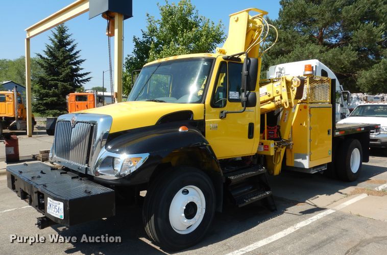 image for item DA8385 2002 International 7400  crane truck