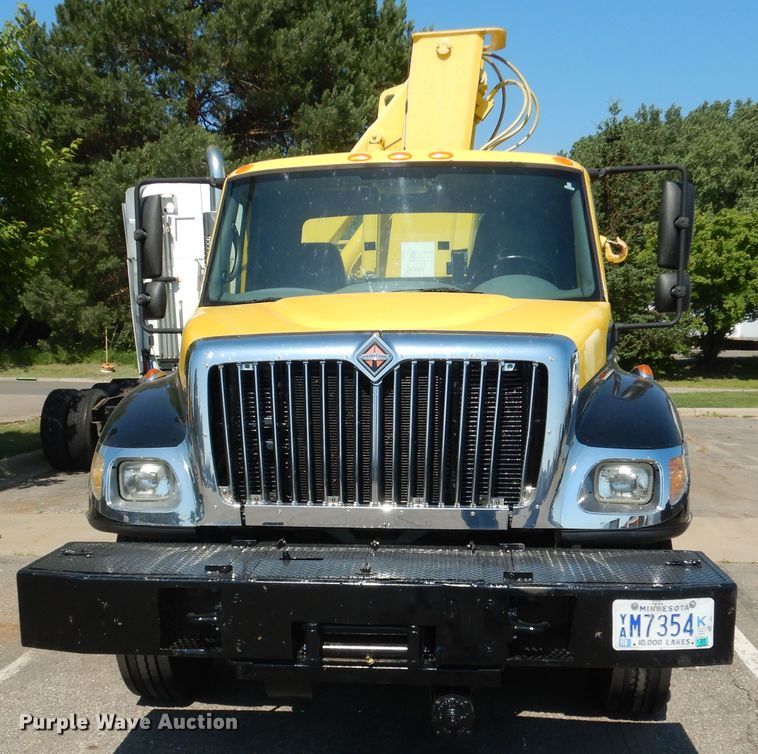 image for item DA8385 2002 International 7400  crane truck