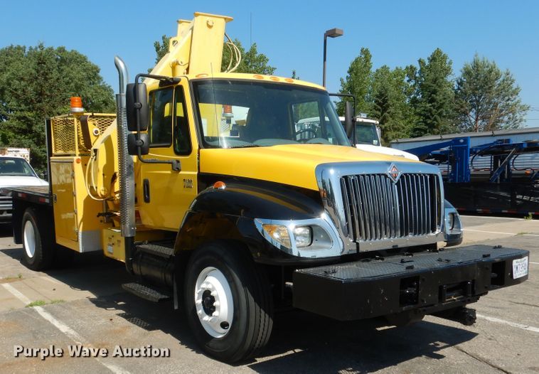 image for item DA8385 2002 International 7400  crane truck